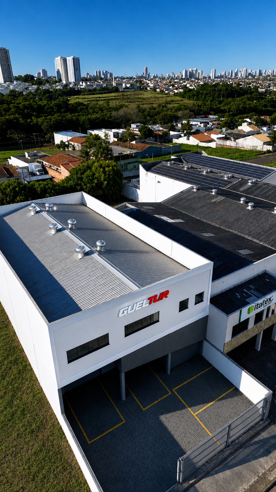 Vista aérea da sede da Gueltur em Londrina, com a fachada e o pátio da oficina